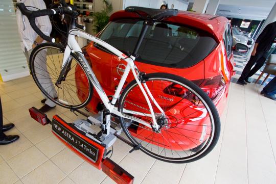 Because the rear bumper of the Astra Turbo hides a very nifty bicycle 