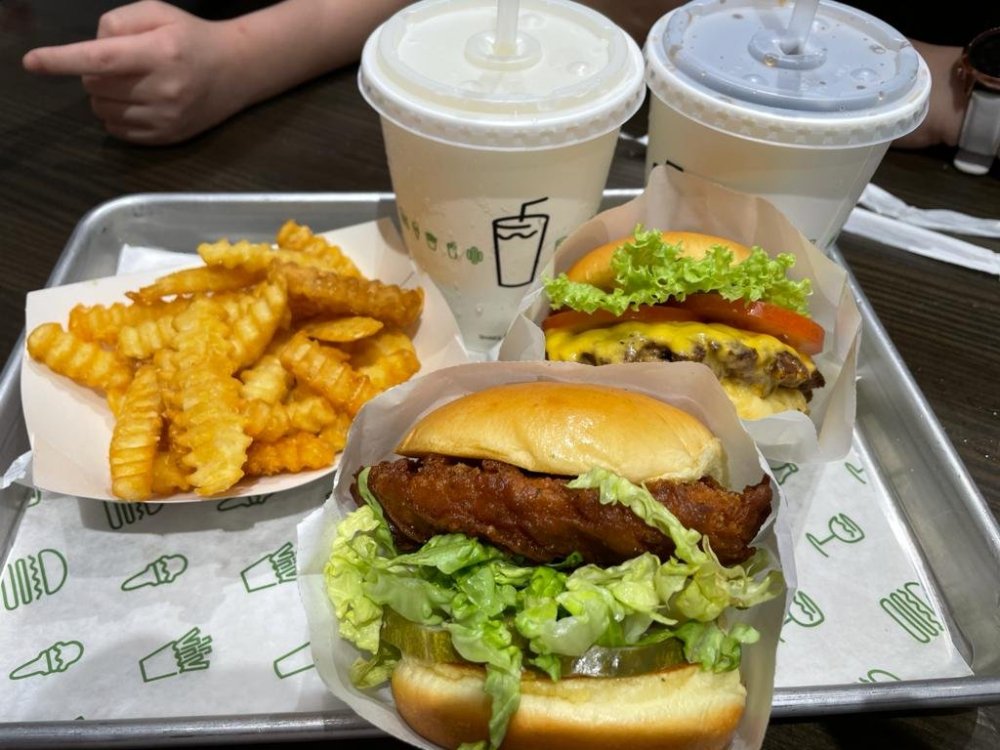 ShakeShack.thumb.jpeg.eaf80a41403894dc73bc0a0a6b12405d.jpeg