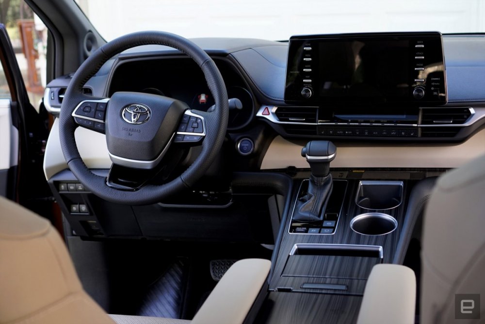 Toyota Sienna Hybrid 03.jpg