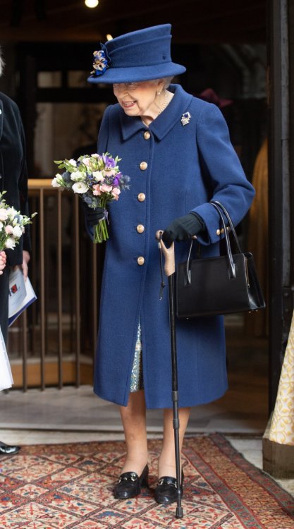 queen-elizabeth-ii-spotted-using-walking-stick.jpg