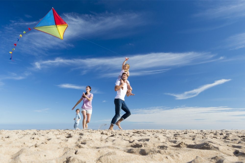 family-flying-kite-on-beach.thumb.jpg.5eb4c482d0f659a4ea18c3bc830b702a.jpg