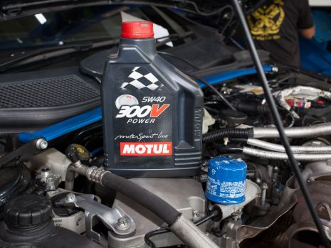 https://www.mycarforum.com/uploads/sgcarstore/data/10/10_1600914302_0Motul-V300-Power-5W40.jpg