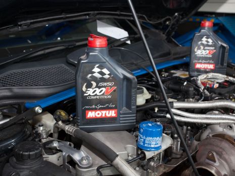 https://www.mycarforum.com/uploads/sgcarstore/data/10/10_1600914578_0Motul-V300-Competition-15W50.jpg