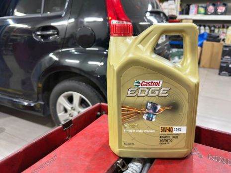 https://www.mycarforum.com/uploads/sgcarstore/data/10/10_1704259899_0castrol-edge-5w40-4L-engine-oil.jpg