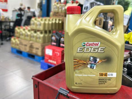 https://www.mycarforum.com/uploads/sgcarstore/data/10/10_1704260173_0cnc-castrol-edge-5w40-4L-engine-oil.jpg