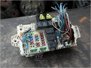 https://www.mycarforum.com/uploads/sgcarstore/data/10/IMG_4443FuseBox_13899_1.jpg