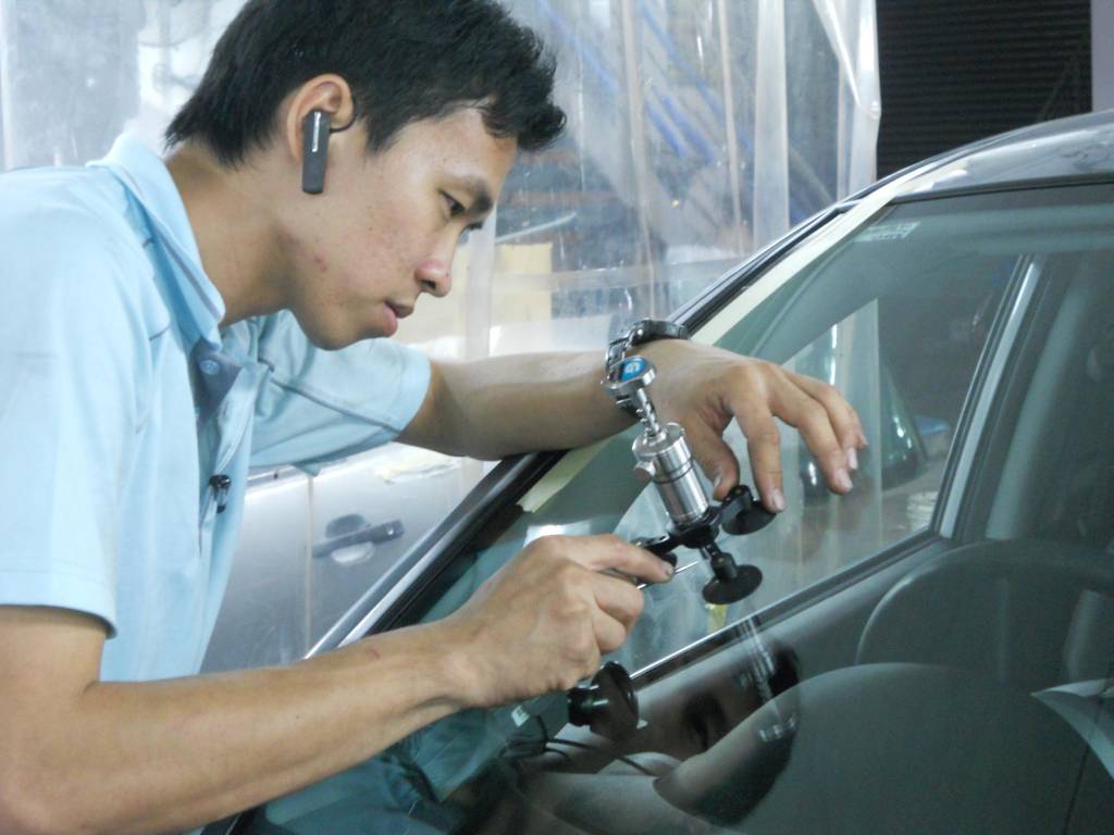 Car Windscreen Crack & Chip Repair Service