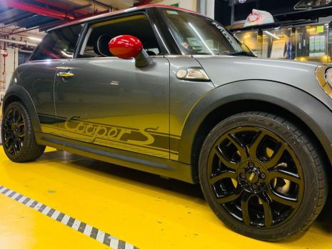 https://www.mycarforum.com/uploads/sgcarstore/data/3/3_1669023044_0mini_cooper_s_racing_stripe.jpg